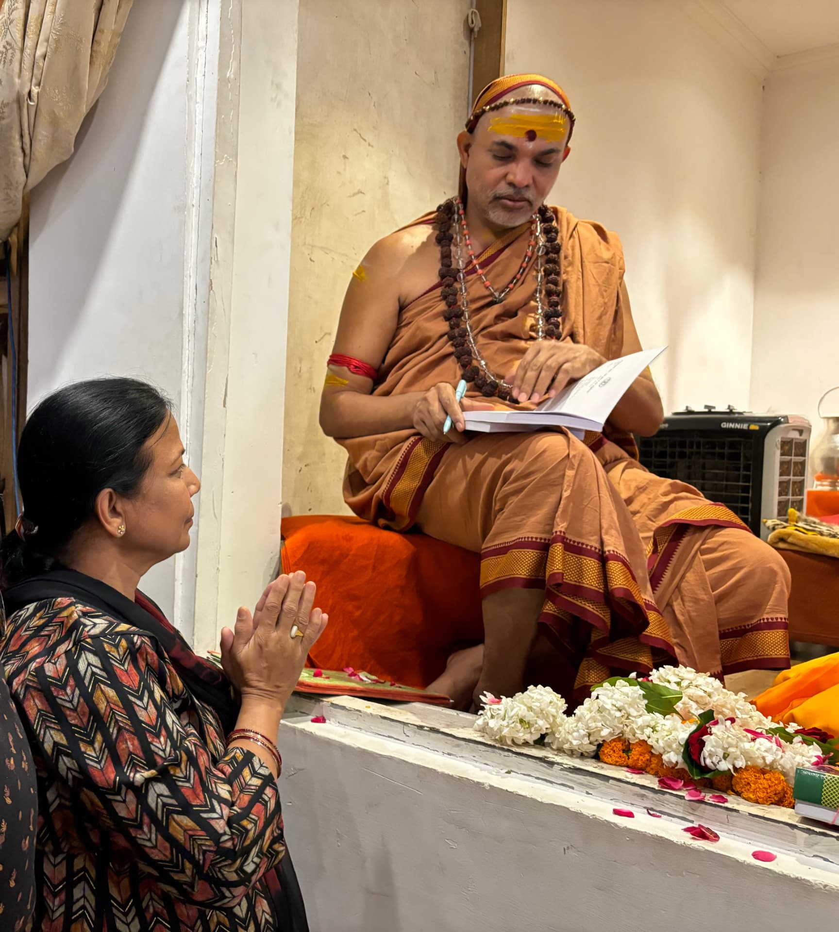 पुस्तक पर आशीर्वाद प्राप्त करते हुए डॉ. आभा गुप्ता